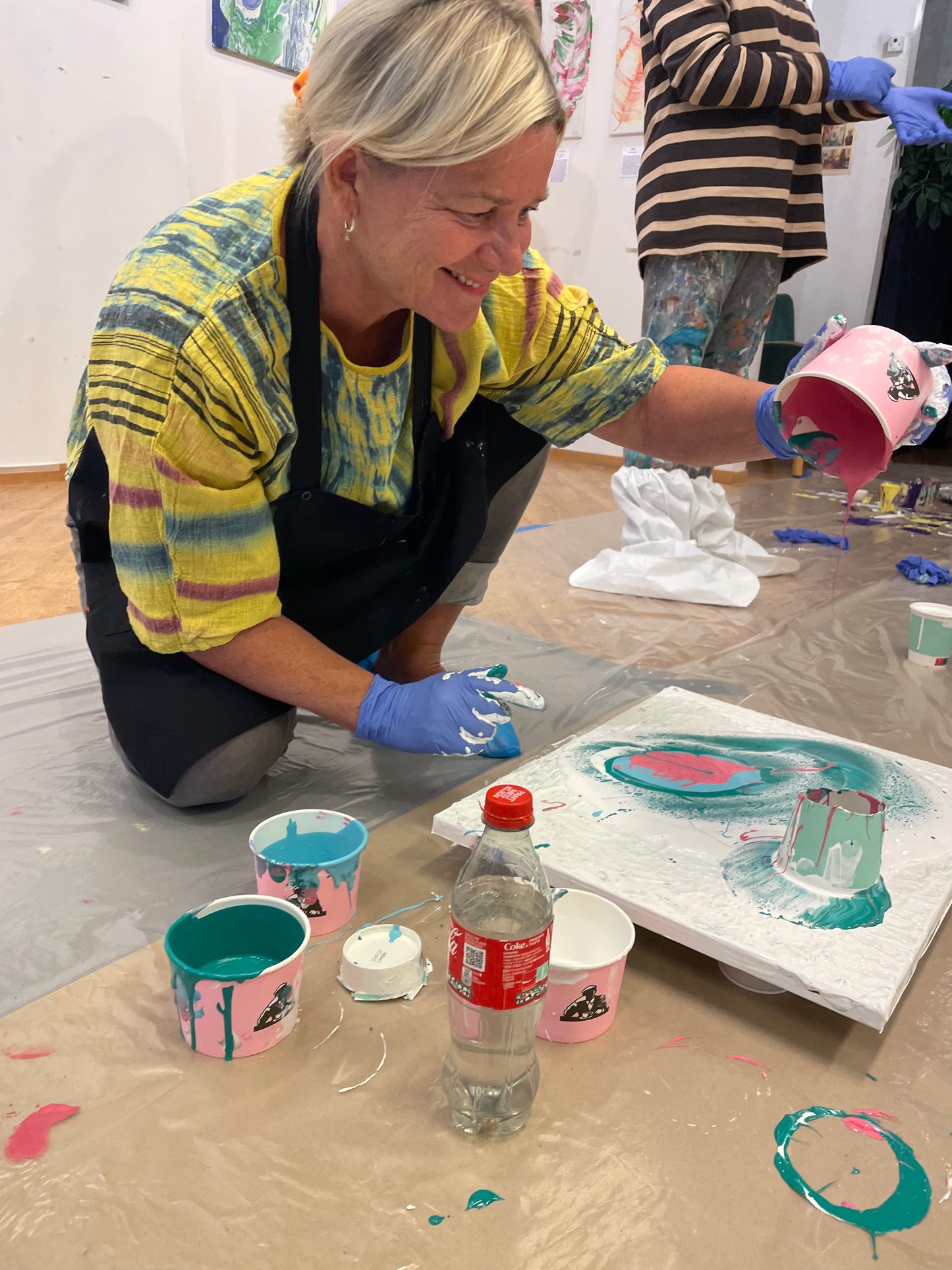 Glad Deltaker på malekurs i Acrylic Pouring i Bergen