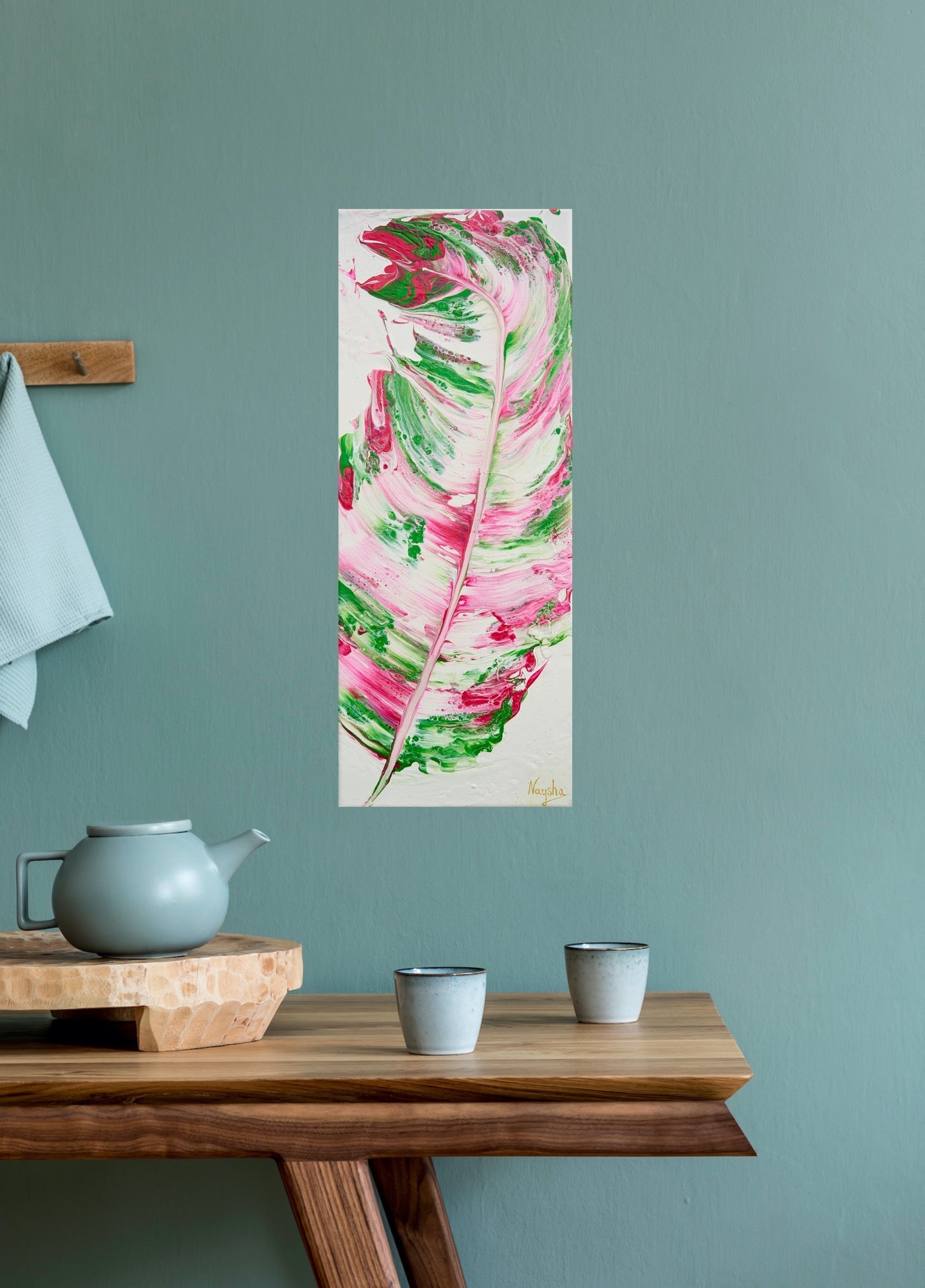 Fargerik fjær maleri. Maleri av fjær. Grønt og rosa bilde til vegg.