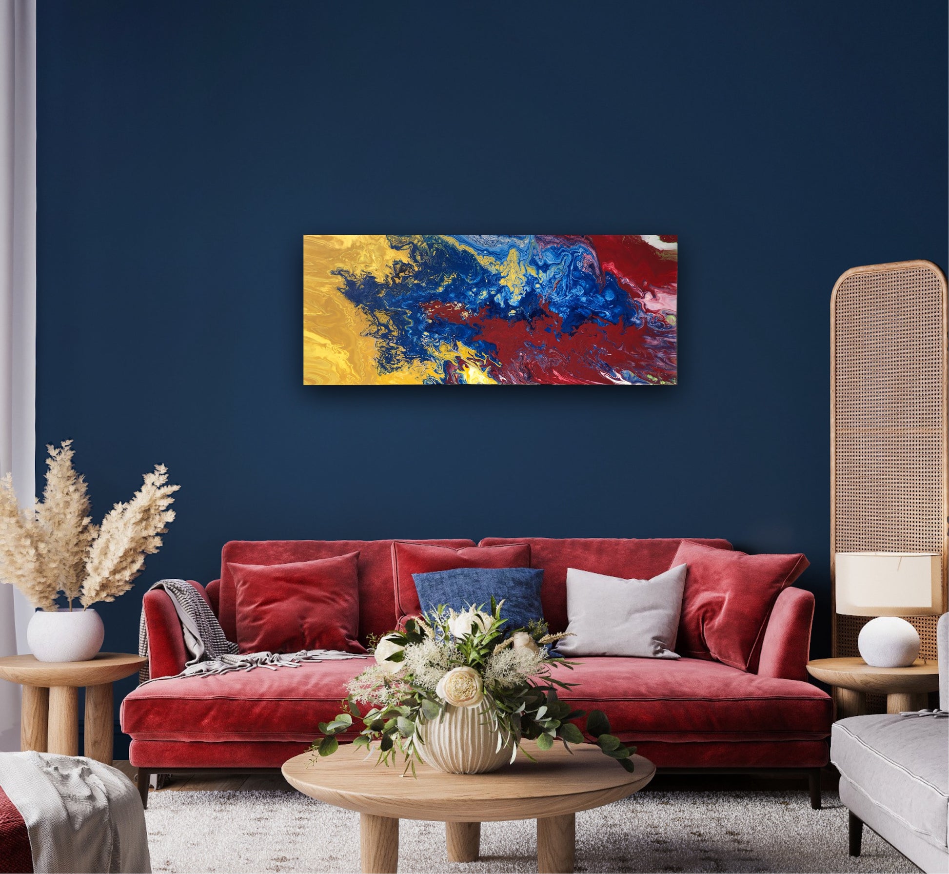 Fargerikt stort kunstverk til stuen. Fargerikt maleri over sofaen. I rød, blå og gul. 