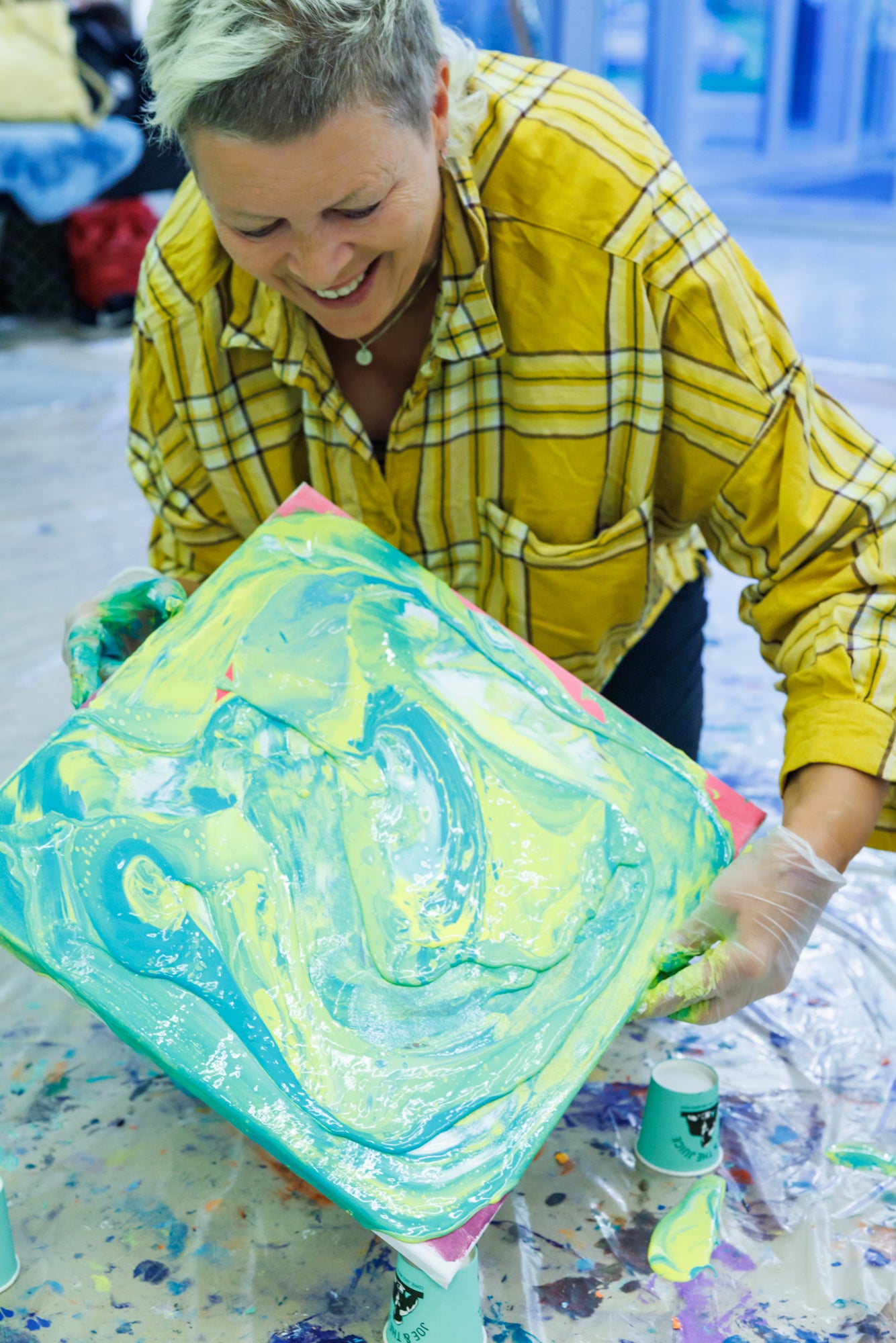 Glad Deltaker på malekurs i Acrylic Pouring i Bergen