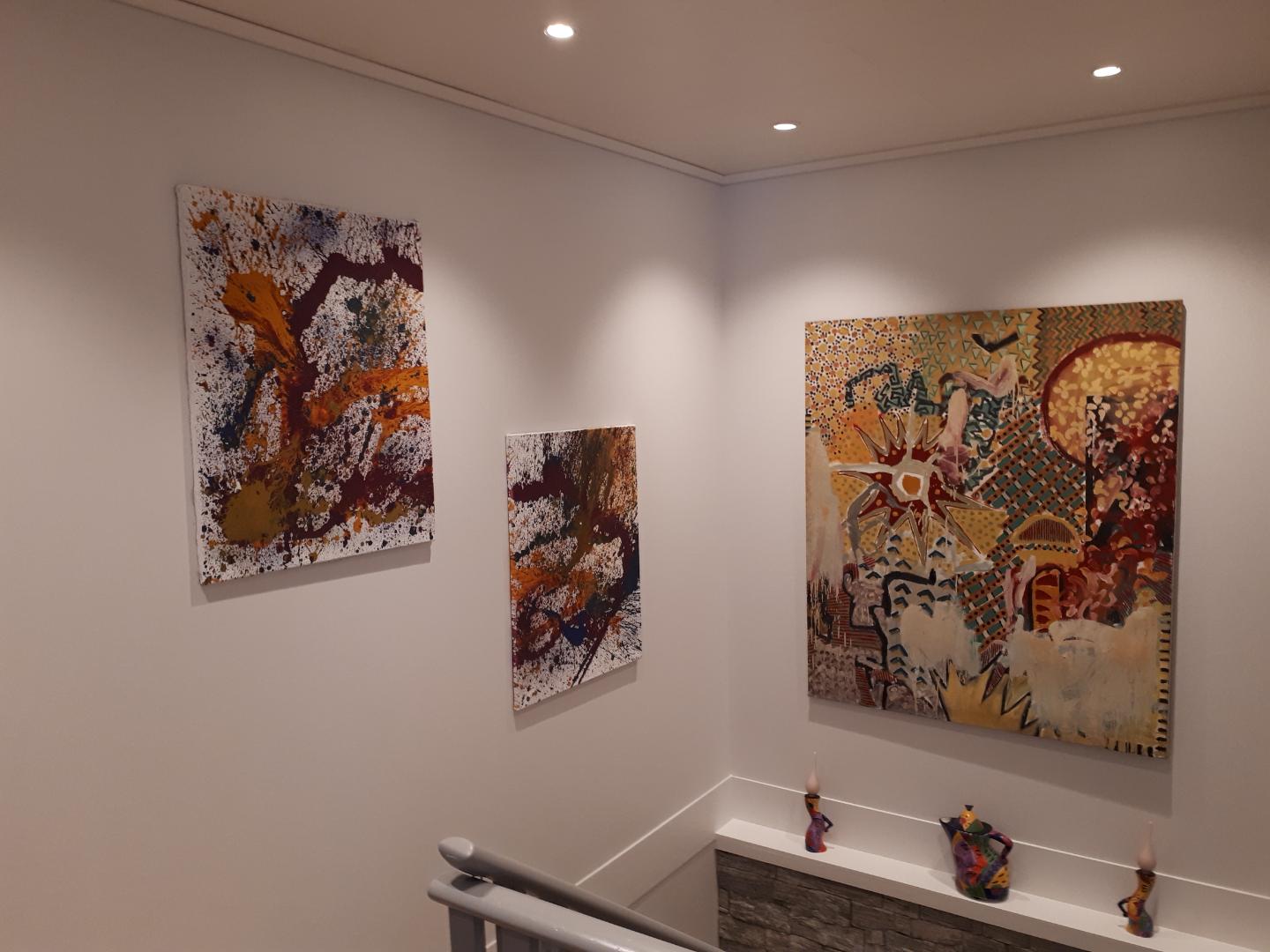 Kunstkjøp i Bergen. Kjøp kunst på kunstutstilling til bergenskunstneren Naysha. To matchende malerier i trappoppgang. 