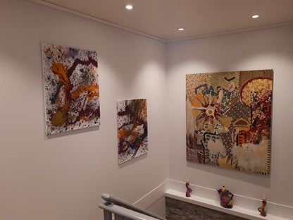 Kunstkjøp i Bergen. Kjøp kunst på kunstutstilling til bergenskunstneren Naysha. To matchende malerier i trappoppgang. 