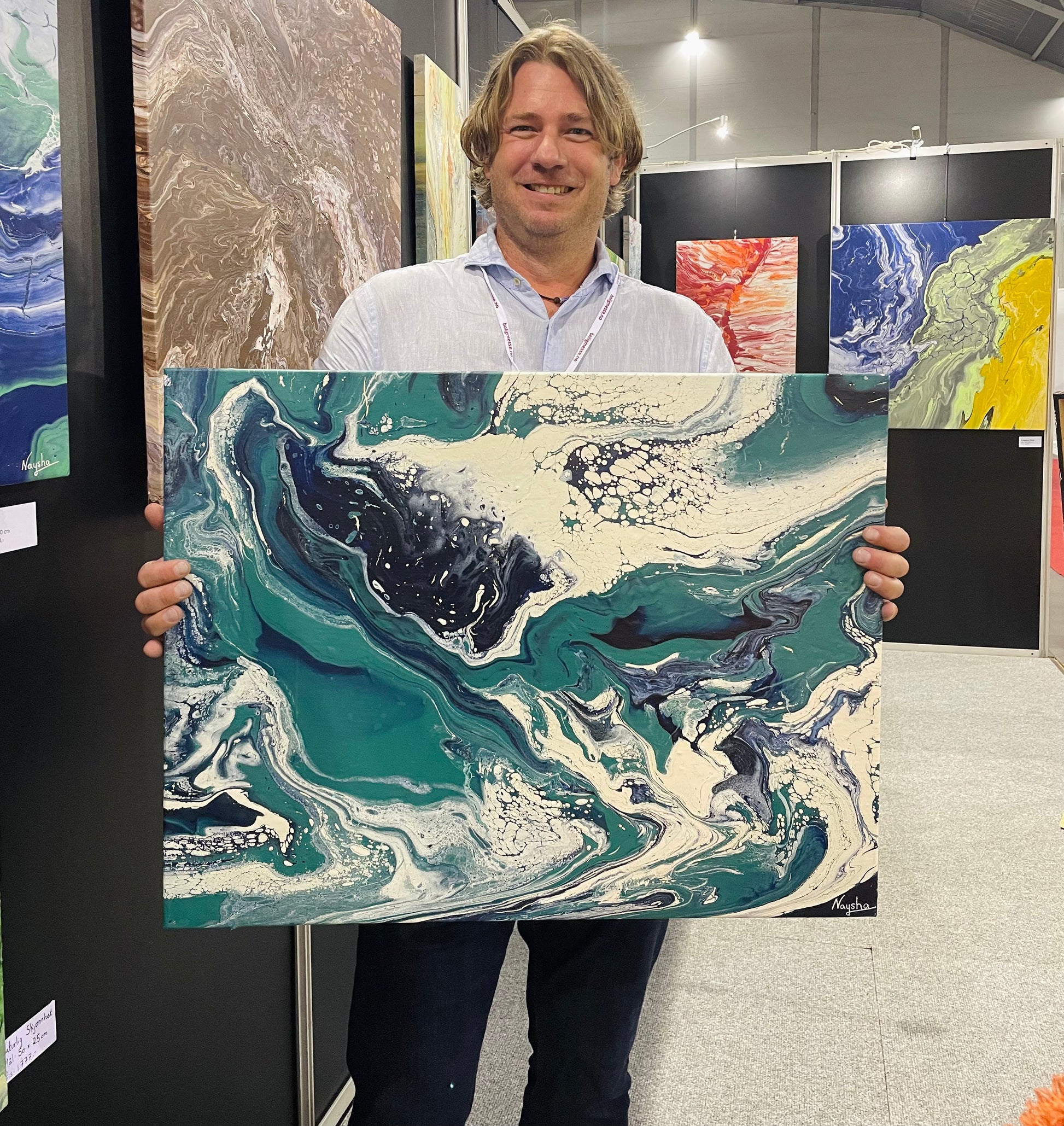 Kunstkjøp på boligmessen i Bergen. Fargerik kunst av naysha