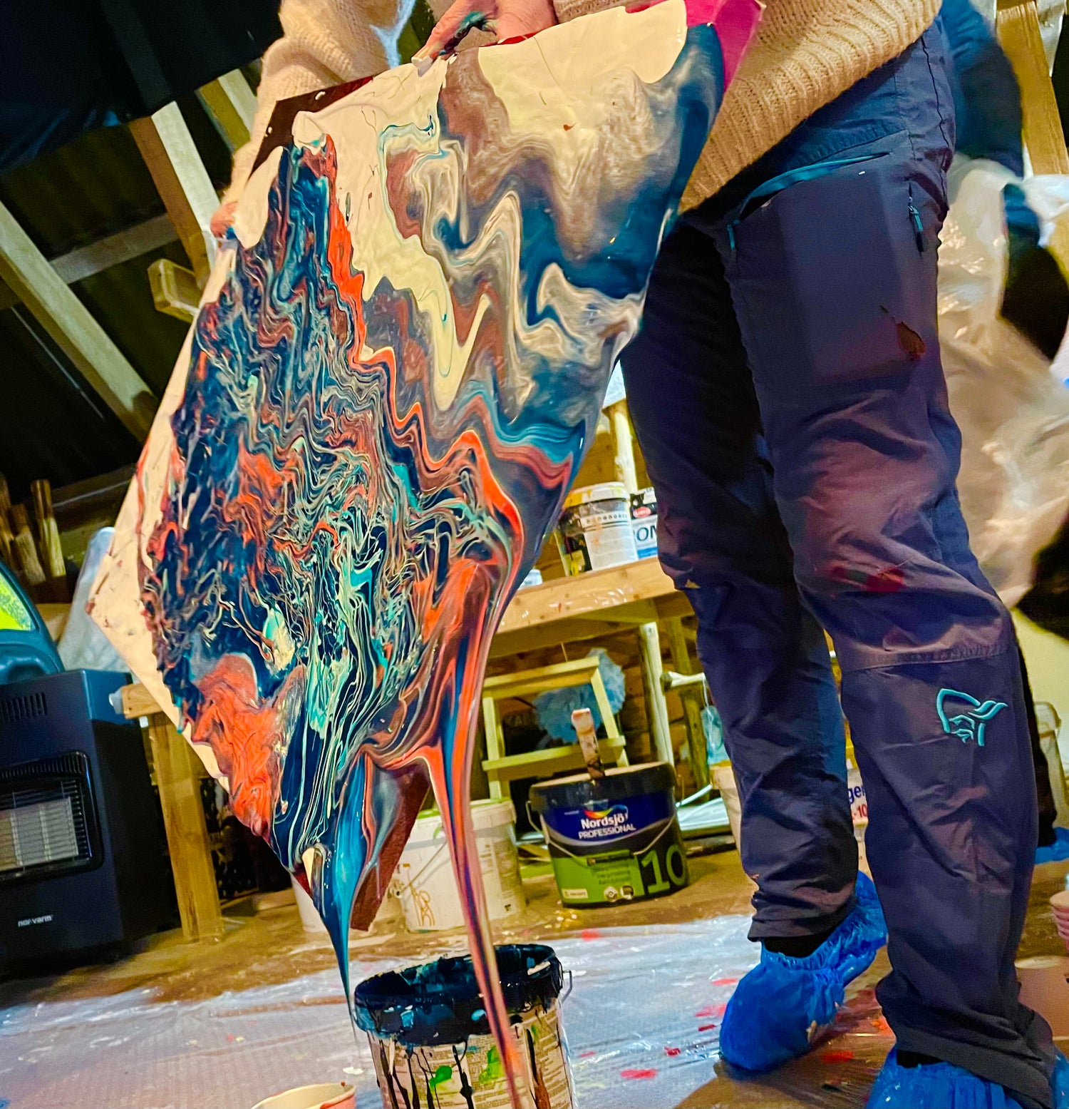 Malekurs i Acrylic Pouring i Bergen for bedrifter