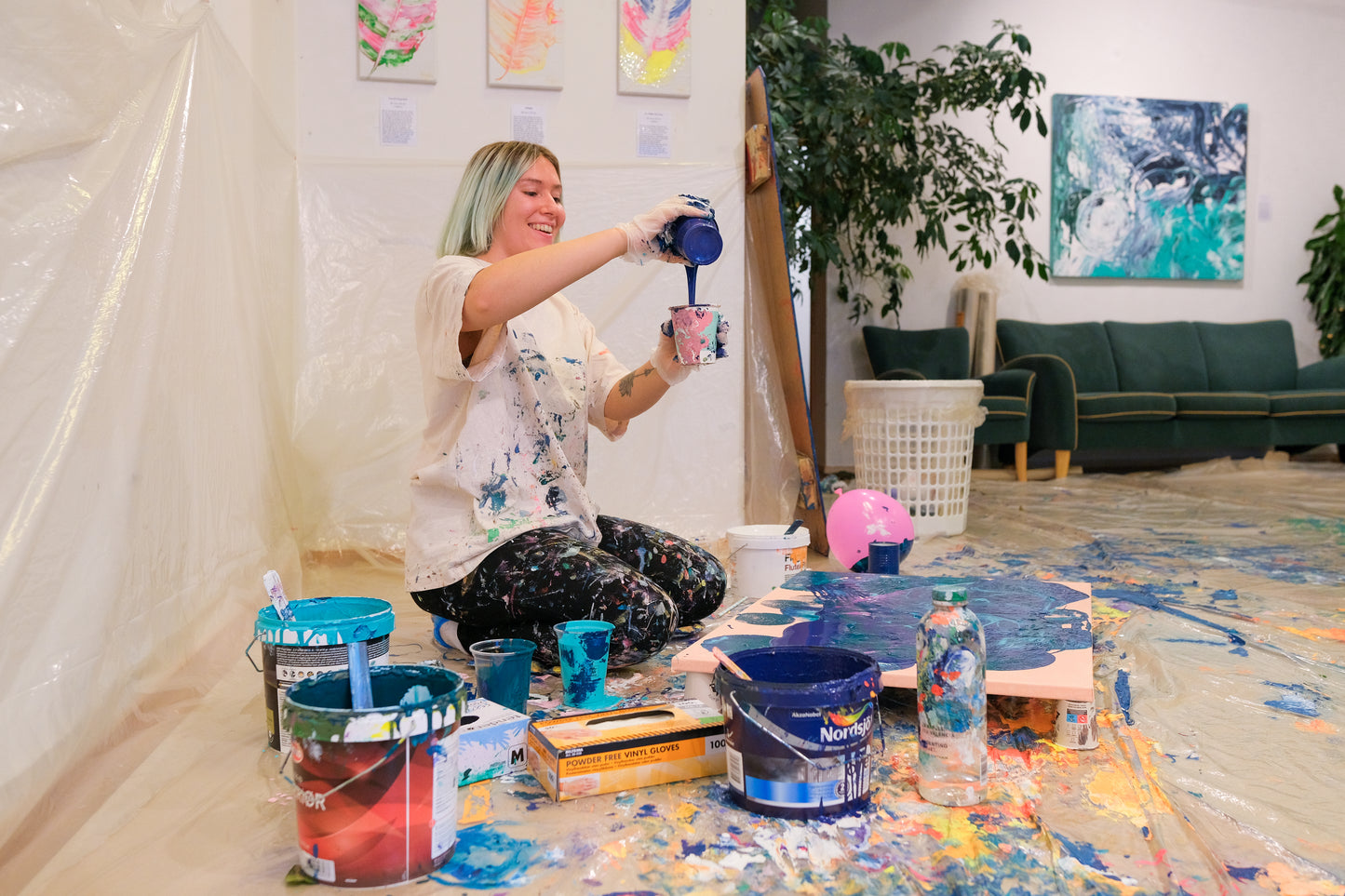 Malelærer på malekurs i Acrylic Pouring i Bergen