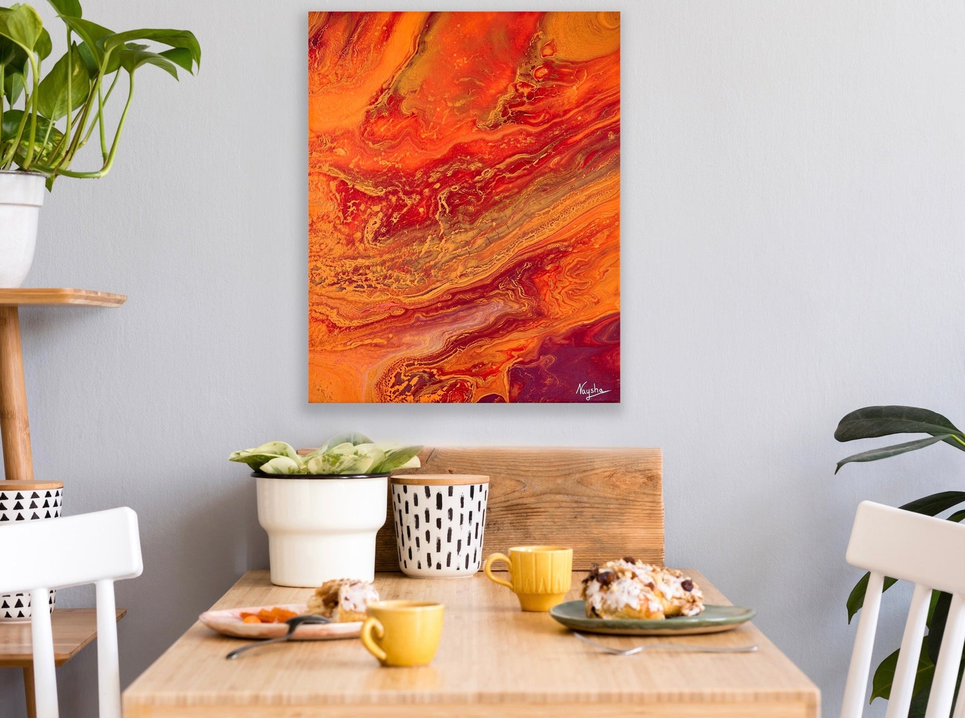 Maleri full av kjærlighet. Lite abstrakt maleri i oransje. Fargerik kunst.