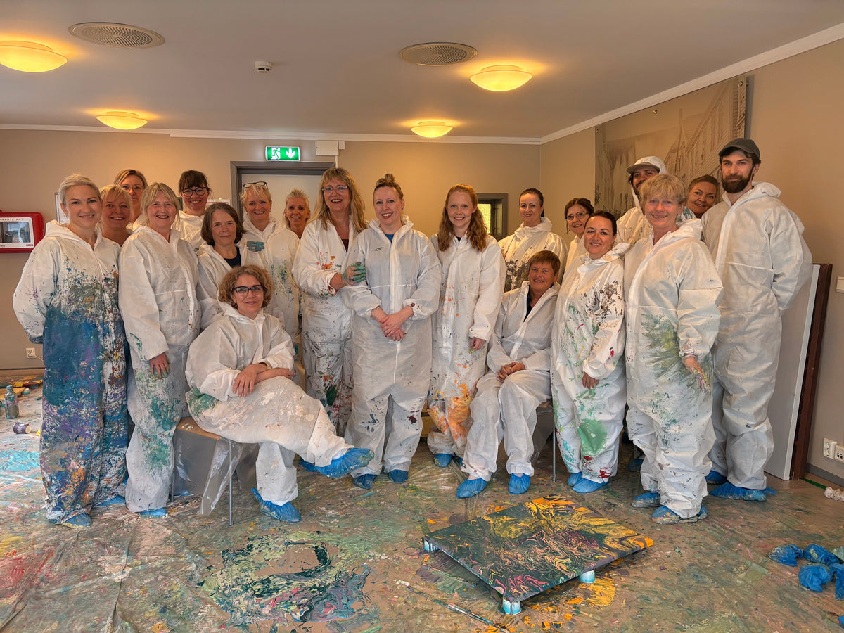 Teambuilding malekurs i Bergen - 20 ansatte som maler sammen.