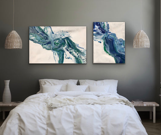 To matchende malerier over sengen.  Original kunst til salgs. 