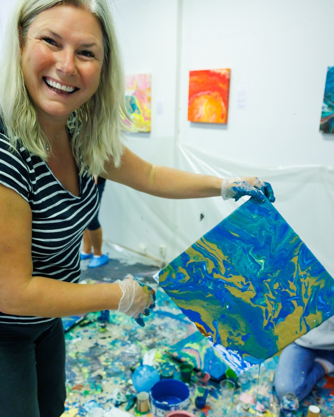 Kreativ Deltaker på malekurs i Acrylic Pouring i Bergen